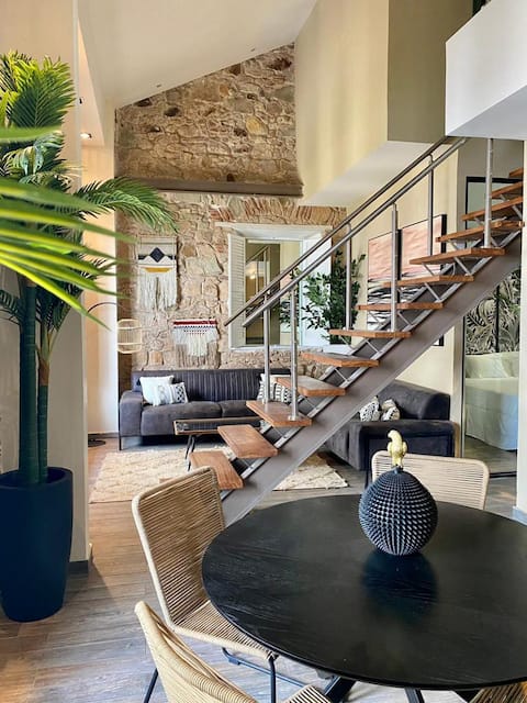Pool 3 bedrooms and views to National Theater D3