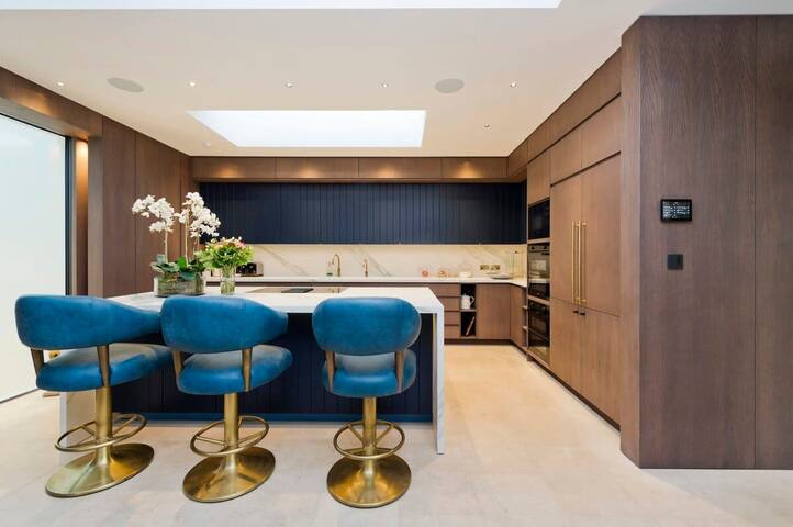 Stunning 5 bed Fulham home w/ indoor pool & sauna gallery image 3