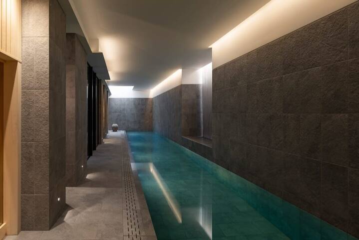 Stunning 5 bed Fulham home w/ indoor pool & sauna gallery image 2