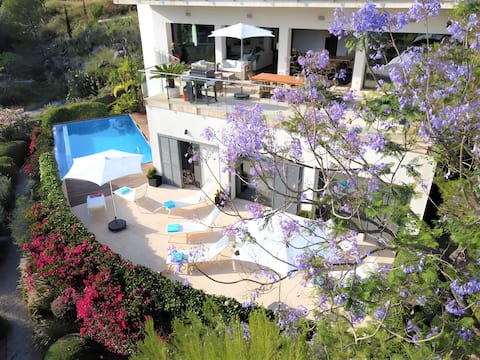 Idyllic 6 bed villa, stunning sea view & salt pool