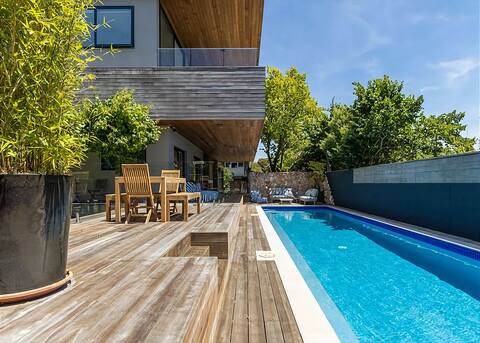 Majestic McCrae Luxury Pool Views to the Bay