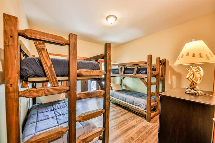 - Descanse fácilmente en esta acogedora habitación con literas diseñada para la comodidad y la aventura. - Las camas con estructura de madera aportan encanto rústico y calidez al espacio. - Ideal para familias o amigos que comparten risas después de un día en los senderos.