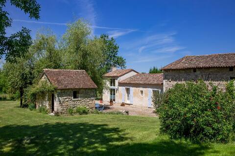Tranquil Home in Saint-Martin-de-Gurson, 15min from Saint Emilion's vineyard