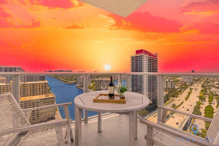 Luxury 3 Br|Corner Balcony|Panoramic View+ Pools gallery image 3