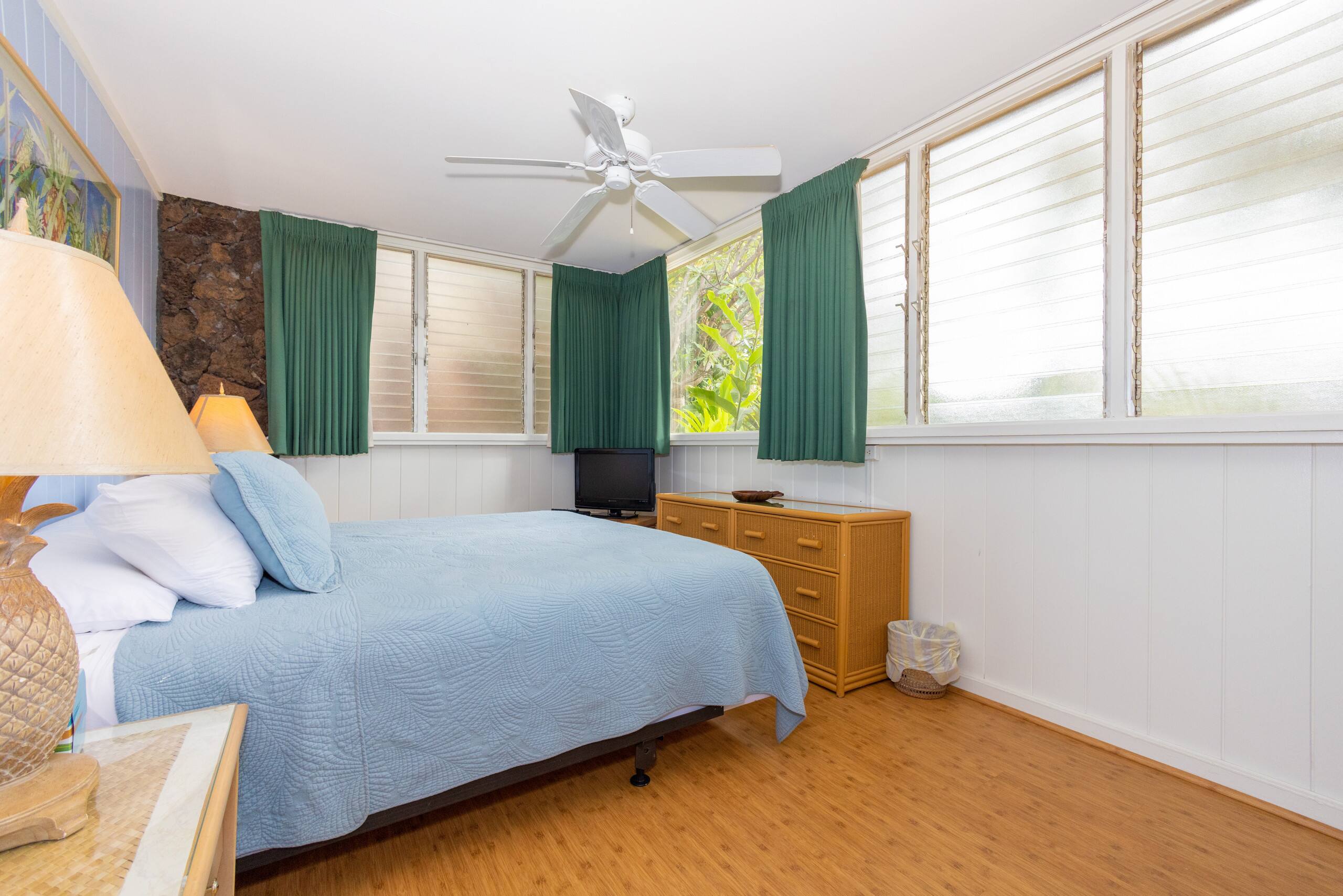 Condo in Lahaina · ★4.79 · 2 bedrooms · 3 beds · 1 private bath - Image 11