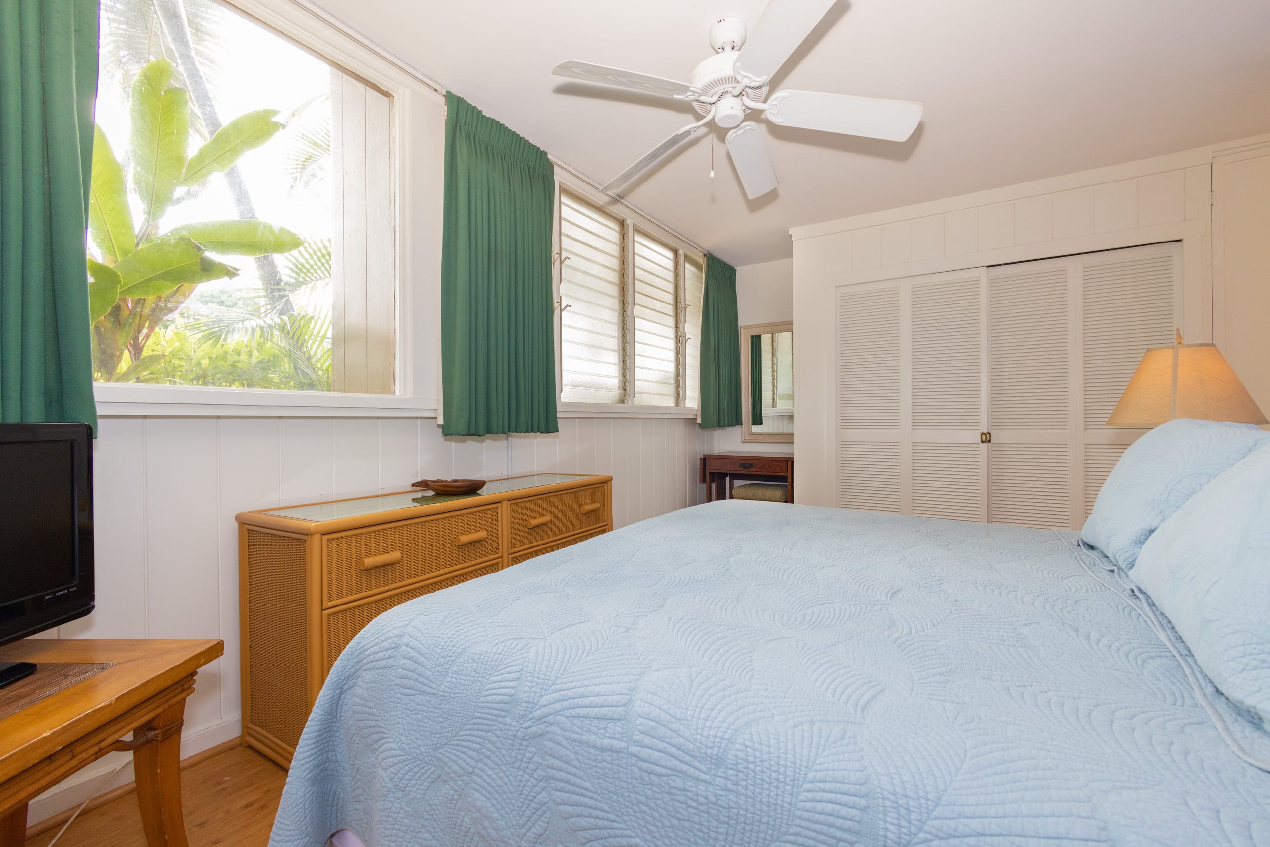Condo in Lahaina · ★4.79 · 2 bedrooms · 3 beds · 1 private bath - Image 2