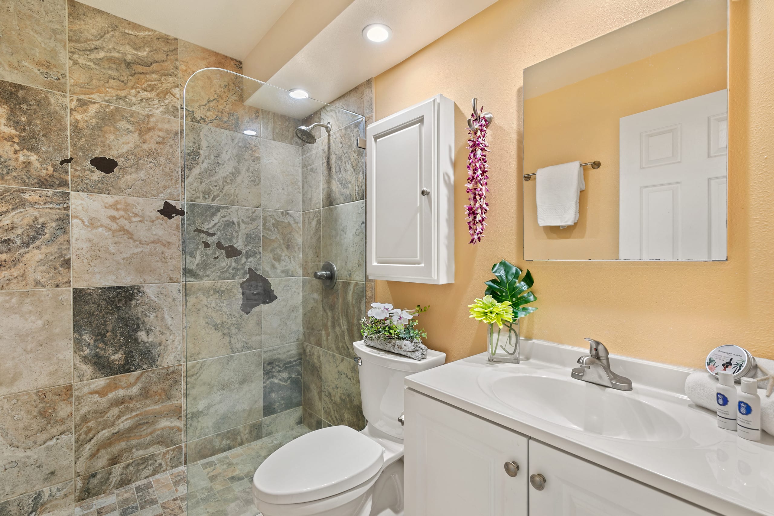 Condo in Lahaina · ★4.69 · 1 bedroom · 2 beds · 1 private bath - Image 15