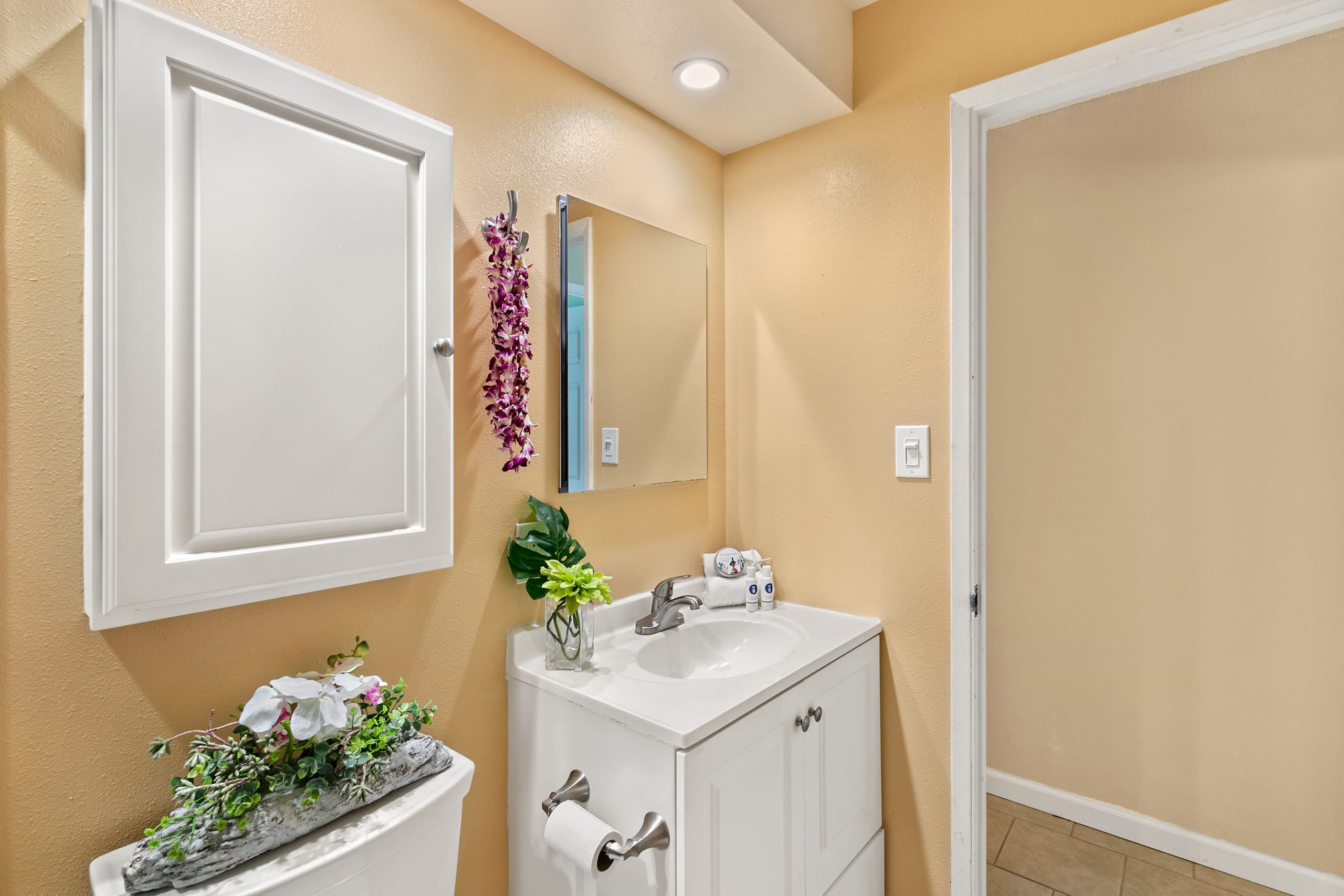 Condo in Lahaina · ★4.69 · 1 bedroom · 2 beds · 1 private bath - Image 17