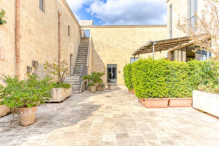 Charming residence with large pool and park gallery image 5