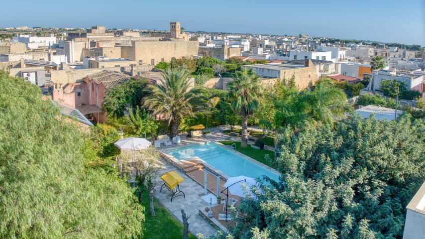 Charming residence with large pool and park gallery image 2