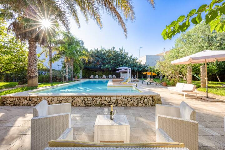 Charming residence with large pool and park gallery image 3