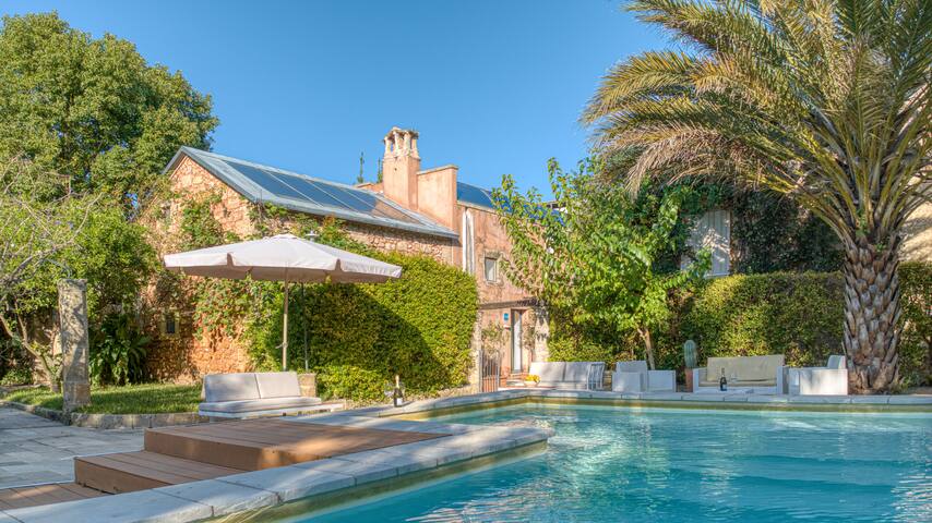 Charming residence with large pool and park gallery image 4