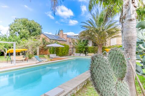 Charming residence with large pool and park