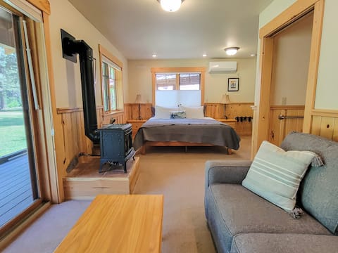 Pine - garden room at The Inn At Mazama