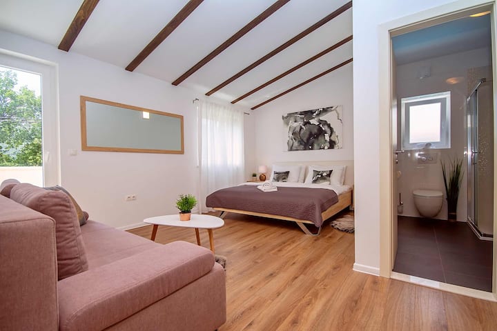 Soveværelse NR. 1 med dobbeltseng 180x200 og sovesofa + udgang til terrasse