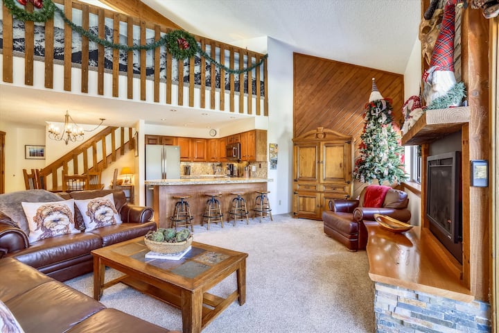 Pine Ridge 7e: Ski-in/out Breck Condo, Loft, Gas Fireplace, 1 Block To Main St. - Breckenridge, CO