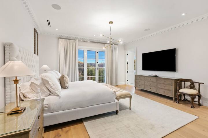 Beverly Hills Maison by Stay Awhile Villas gallery image 3