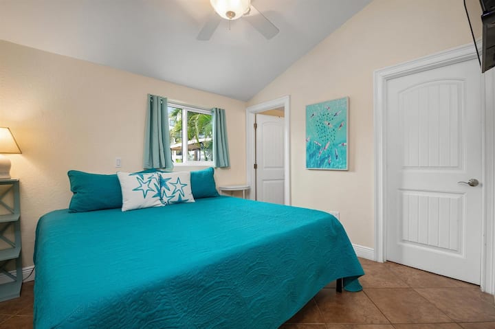 Მთავარი საძინებელი 193 × 203 სმ ზომის საწოლით