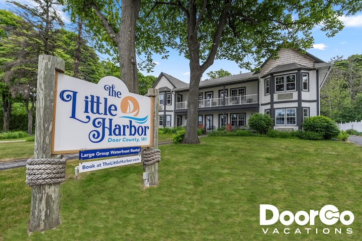 Lakefront! Sleep 32! Hot Tub, Game RM, Huge Yard!