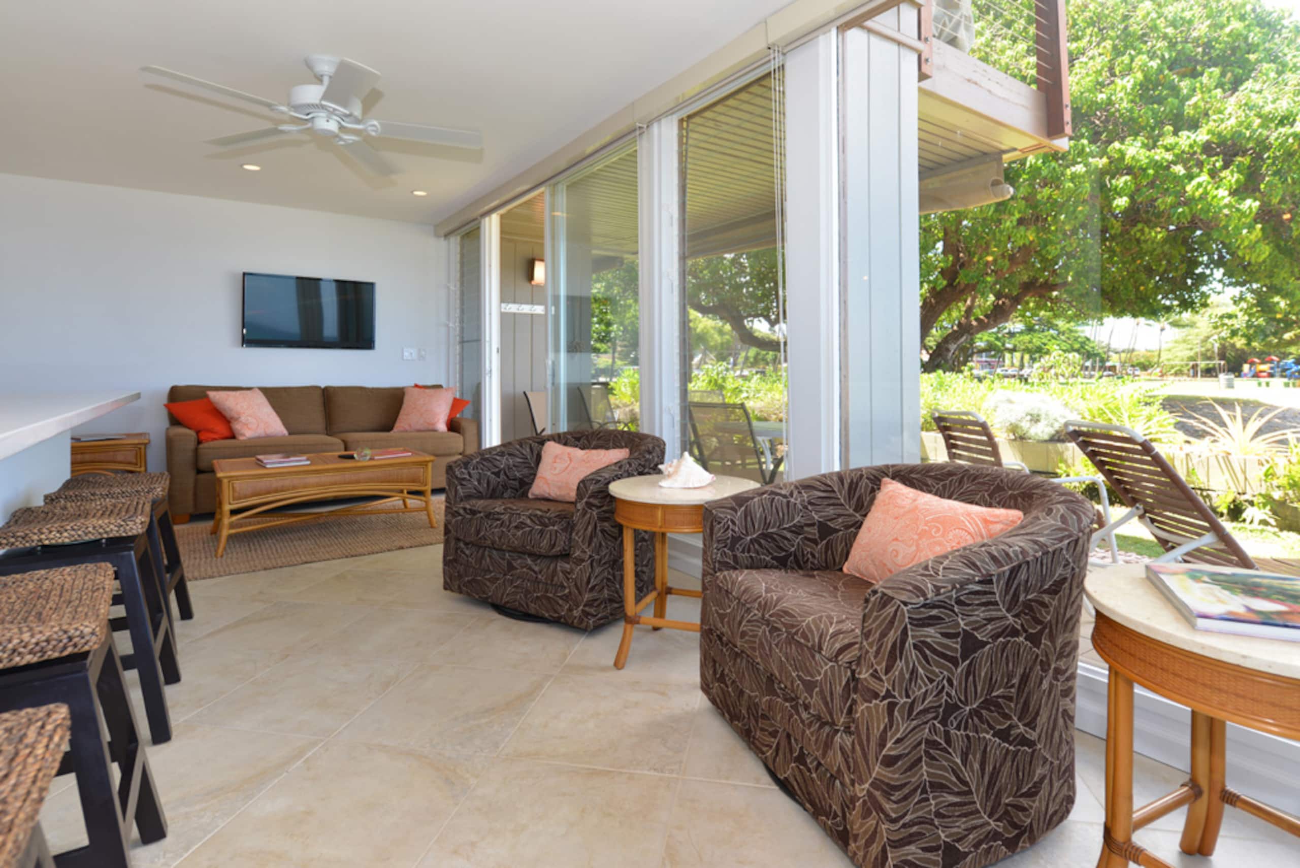 Condo in Lahaina · ★4.77 · 2 bedrooms · 5 beds · 1 bath - Image 2