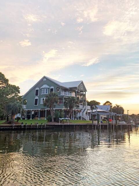 Chateau on Colony Cove