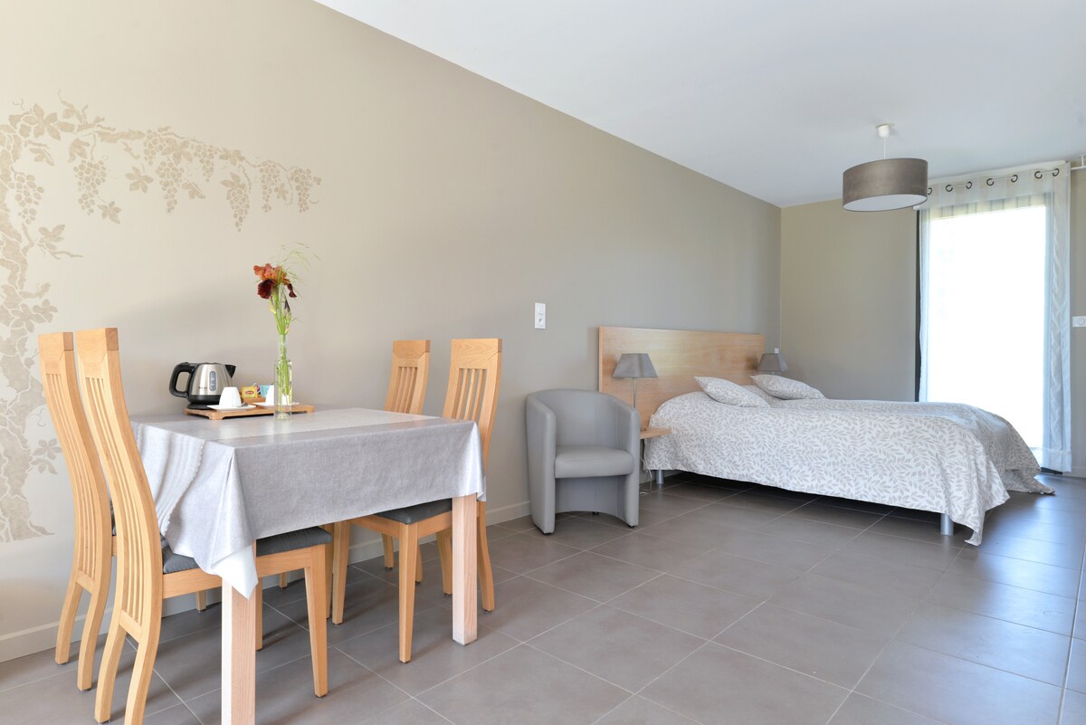 Priestor spálne s dvoma samostatnými lôžkami, otvorený do peknej záhrady na severnej strane. Pokojná atmosféra s výhľadom na vinicu, ideálna na odpočinok uprostred prírody v zelenom a autentickom prostredí.