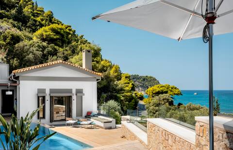 VinBlu Villa just a breath from the sea and the
