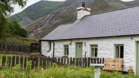 Ceunant Bach, couples cottage with hot tub