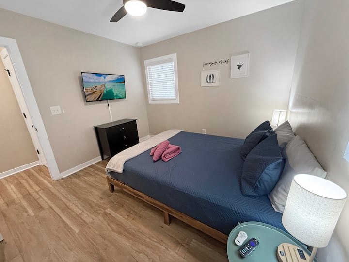 Guest Bedroom-Cozy queen room with smart TV and ceiling fan