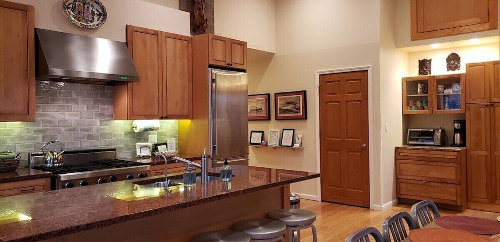 Magic Factory Loft 3East 4 Bd/4 Ba Families Groups gallery image 4