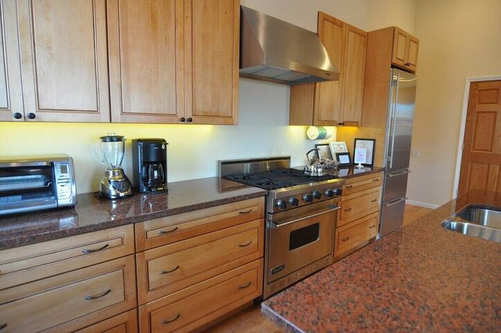 Magic Factory Loft 3East 4 Bd/4 Ba Families Groups gallery image 5