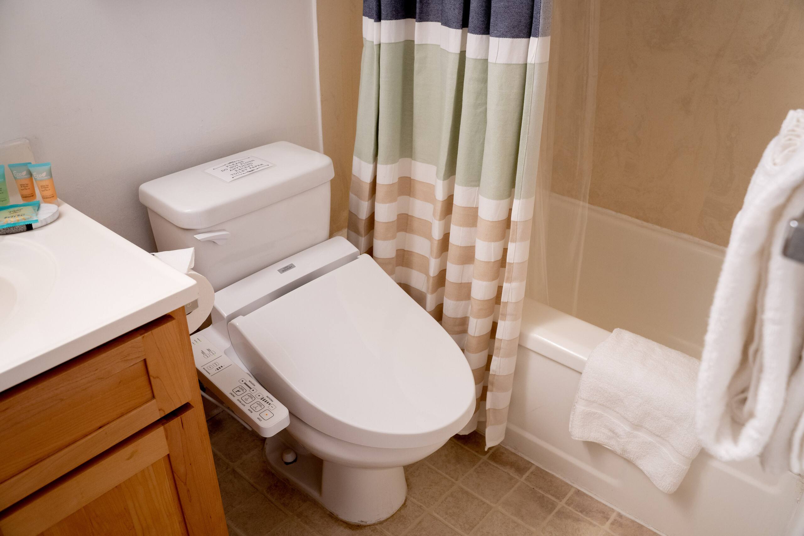 Condo in Honolulu · ★4.24 · 1 bedroom · 2 beds · 1 shared bath - Image 54