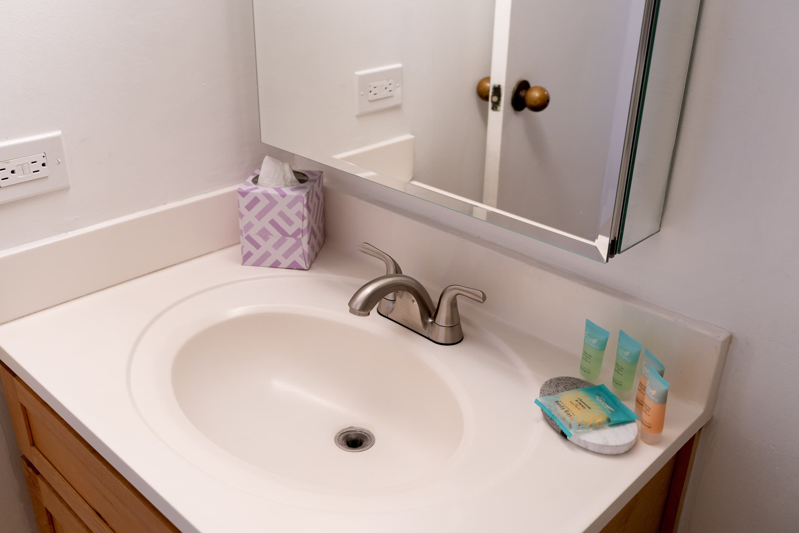 Condo in Honolulu · ★4.24 · 1 bedroom · 2 beds · 1 shared bath - Image 53