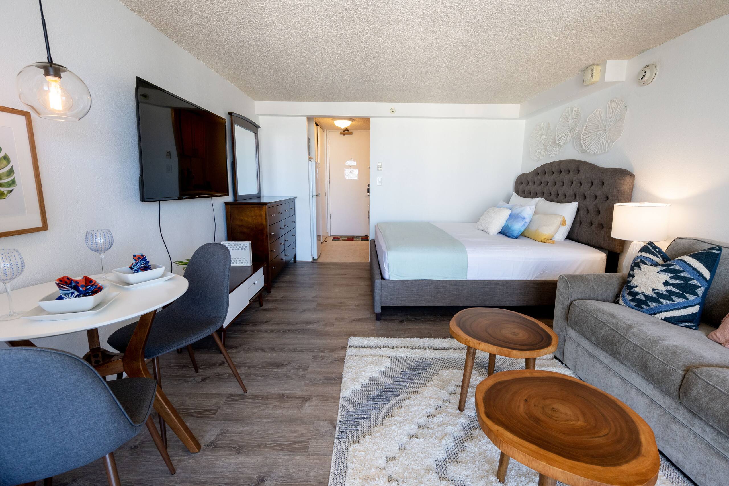 Condo in Honolulu · ★4.24 · 1 bedroom · 2 beds · 1 shared bath - Image 21