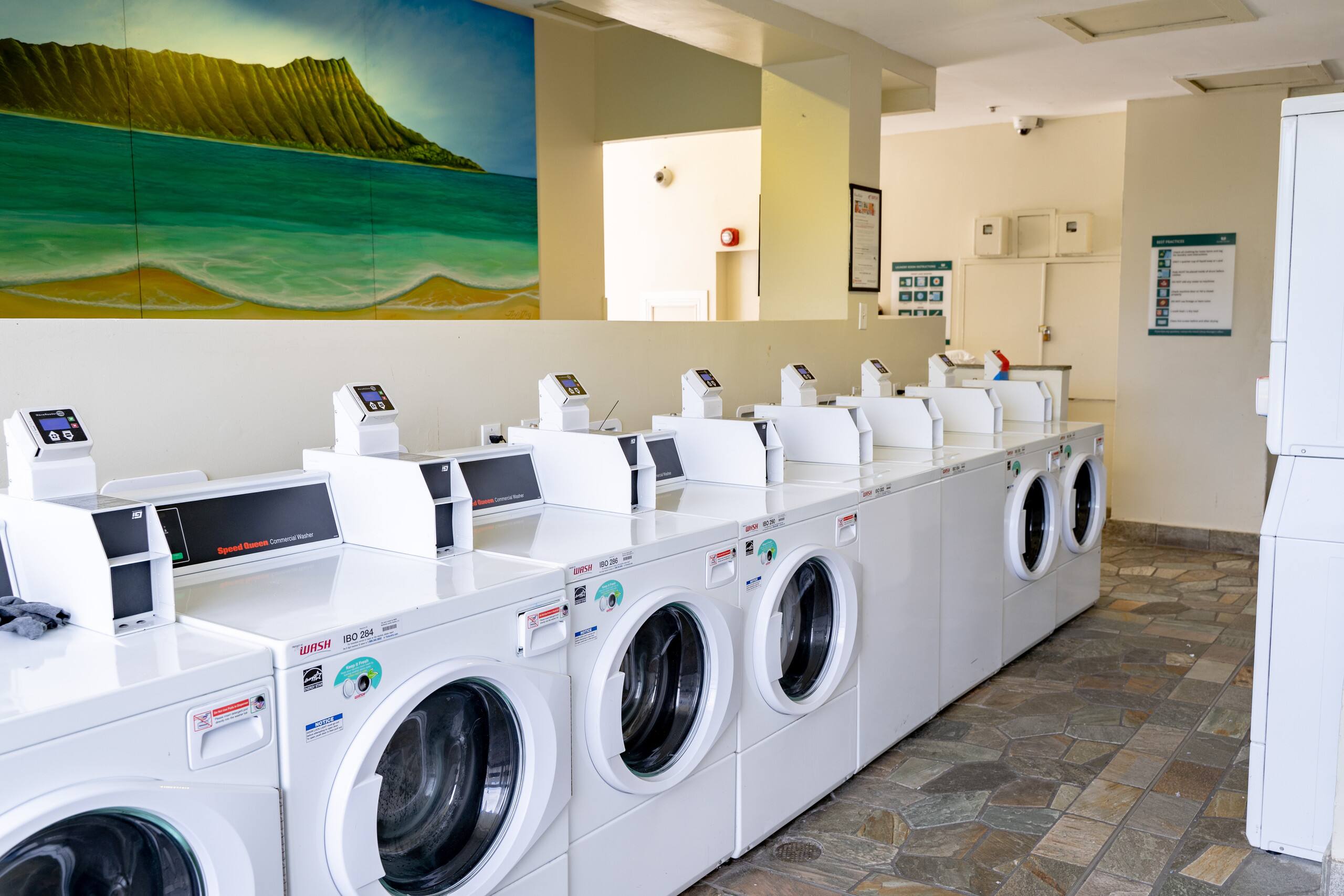 Condo in Honolulu · ★4.24 · 1 bedroom · 2 beds · 1 shared bath - Image 9