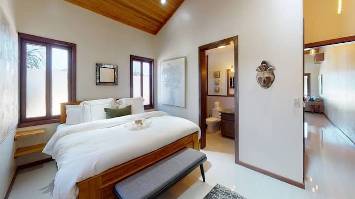 ¡Royal Slumber Haven! Este dormitorio tamaño king en la villa emana opulencia con sus lujosos muebles y una gran cama tamaño king. Incluye un baño de lujo, lo que crea una mezcla perfecta de comodidad y sofisticación.