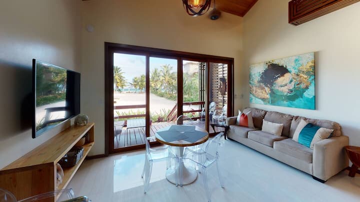 Relájate en la acogedora sala de estar adornada con lujosos muebles, creando un refugio acogedor para relajarse después de un día de exploración. Esta sala de estar incluye un sofá cama tamaño queen.