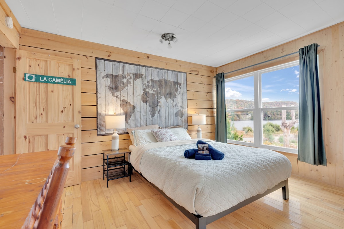 Spavaća soba br. 1 u prizemlju s 1 bračnim krevetom i ormarom, pogled na jezero