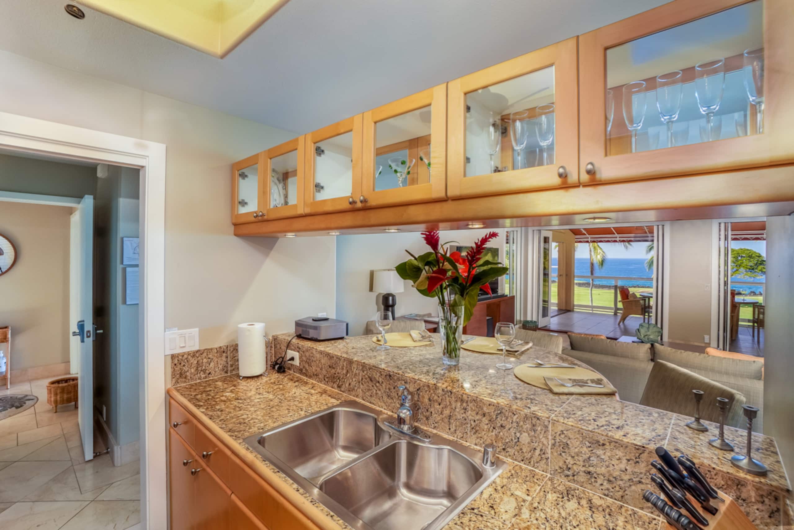 Condo in Kailua-Kona · ★4.75 · 2 bedrooms · 4 beds · No bathroom - Image 11