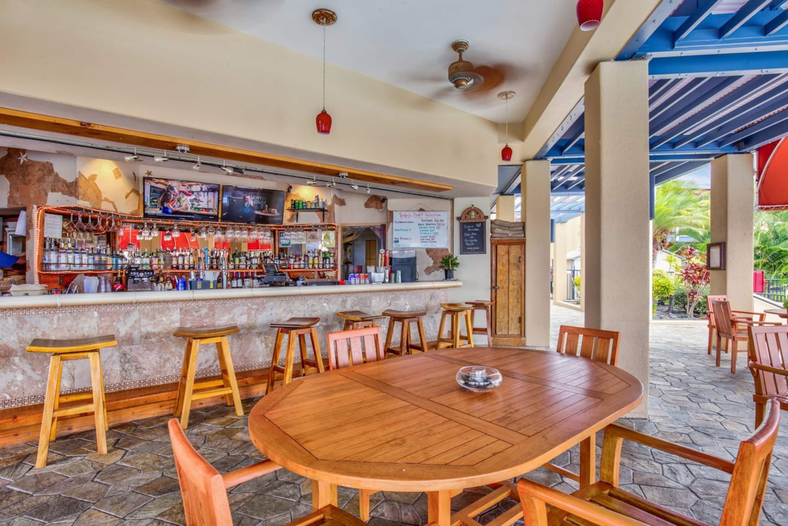 Condo in Kailua-Kona · ★4.75 · 2 bedrooms · 4 beds · No bathroom - Image 2