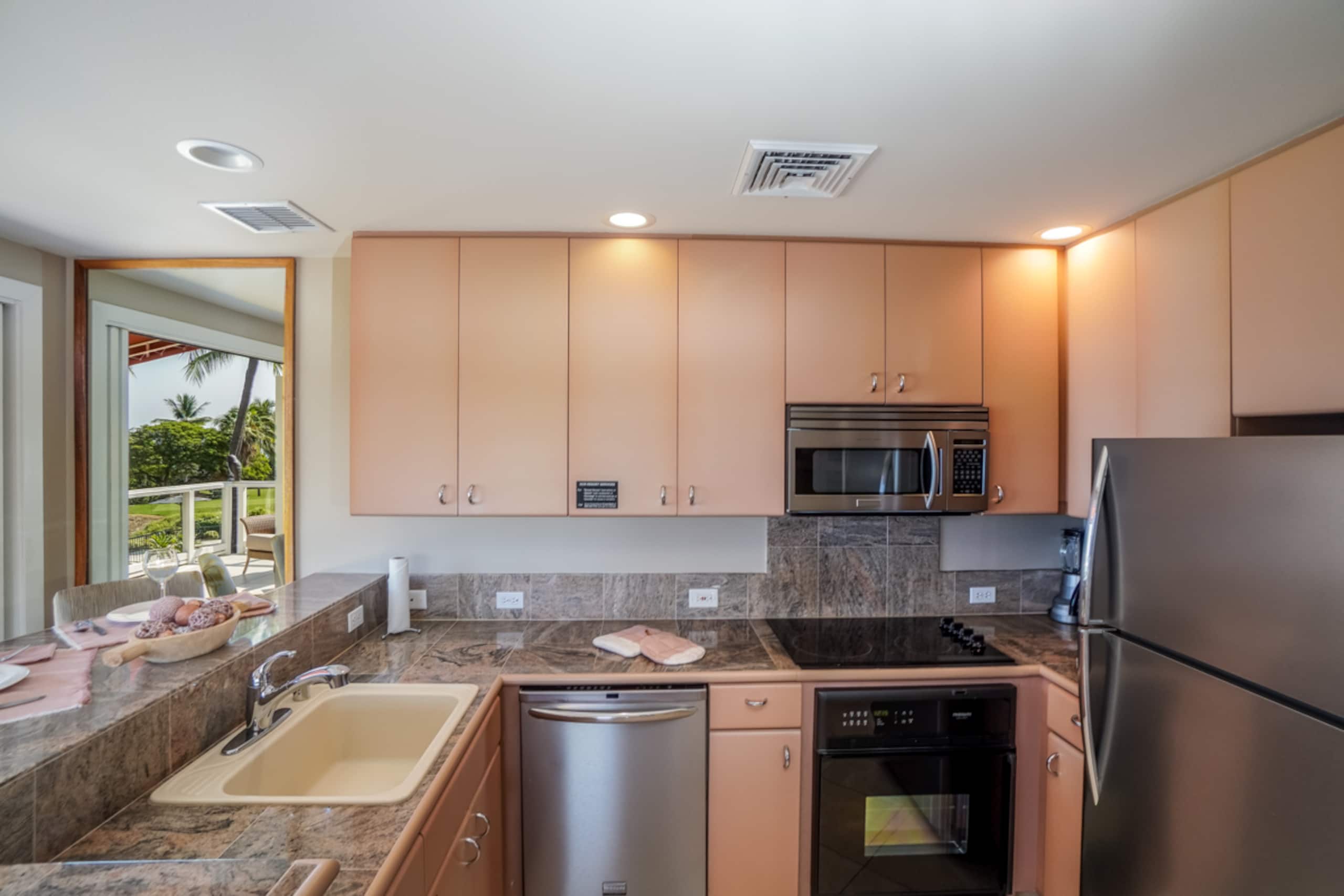 Condo in Kailua-Kona · ★4.75 · 2 bedrooms · 4 beds · No bathroom - Image 4