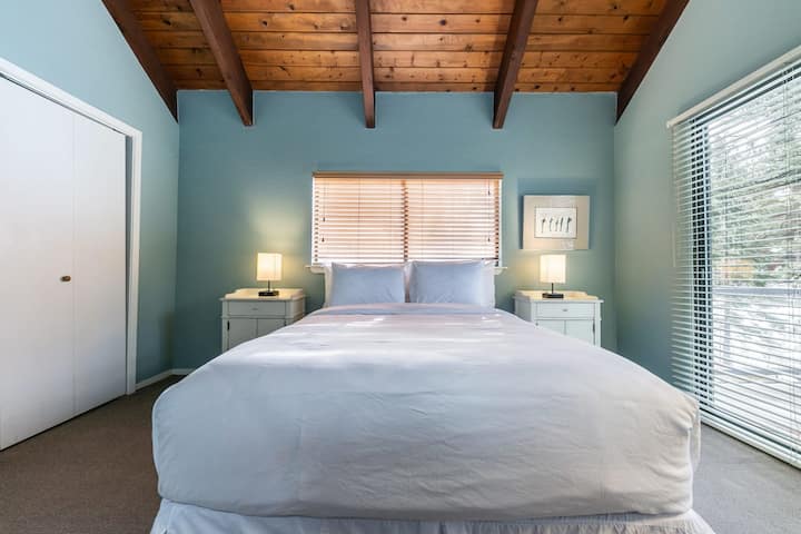 חדר שינה ראשי מרווח בקומה העליונה מציע כל מה שאתם צריכים כדי ליהנות משהייה רגועה עם מיטת קווין סייז, גישה למרפסת וחדר רחצה צמוד.