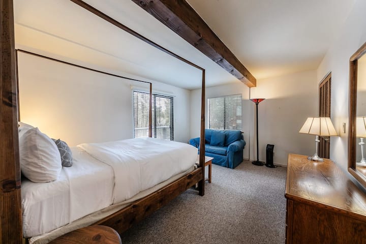 חדר שינה מס '2 ממוקם למטה בחלל פרטי ושקט עם מיטת קווין סייז, שידה גדולה, חדר ארונות וגישה למרפסת. כיסא גדול מדי נכנס למיטה זוגית.  חדר השינה הזה חולק את חדר הרחצה הראשי למטה.