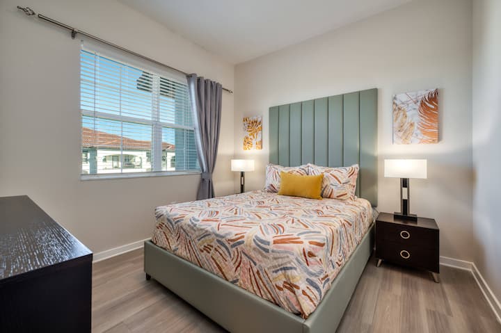 Dormitorio con una cama tamaño queen