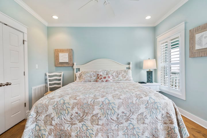 ห้องนอนหลักพร้อมเตียงคิงไซส์