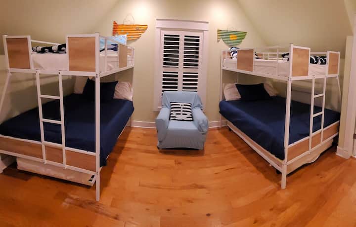 เตียงแฝดมากกว่าเตียงสองชั้นเต็มในห้องนอน 4 พร้อมเตียงคู่!