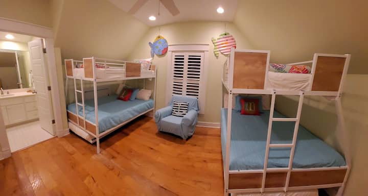 ห้องนอนที่ 5 เกือบจะเหมือนกับห้องนอน 4 ทั้งสองห้องมีวิวที่น่าทึ่ง!