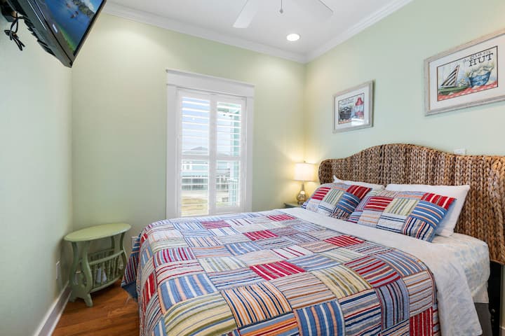 ห้องนอนควีนไซส์พร้อมทีวีติดผนัง 