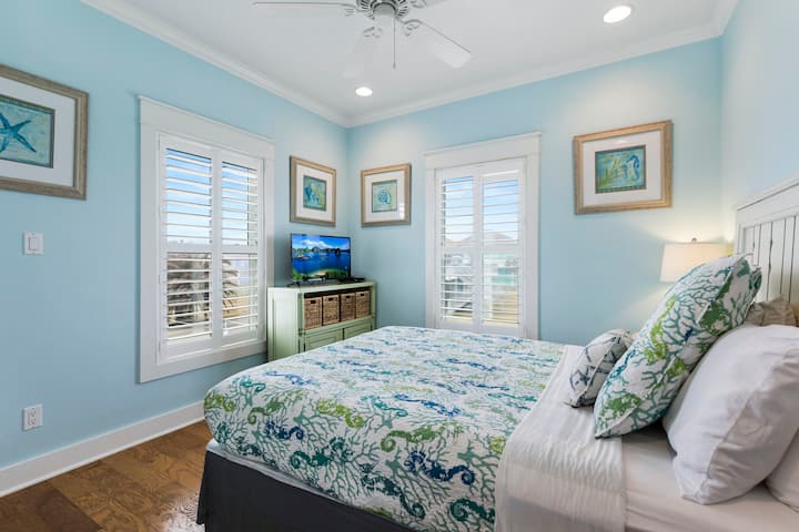 ห้องนอนควีนไซส์พร้อมวิวและทีวีจอแบน