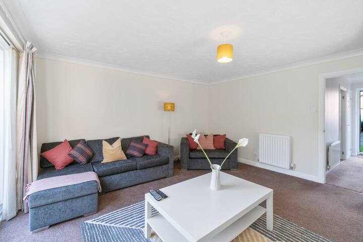 Კომფორტული დივანი და 2 გასაშლელი დივანი ლაუნჯში/მისაღებ სივრცეში